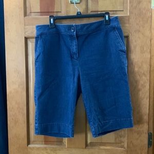 Jean shorts with retro vibe